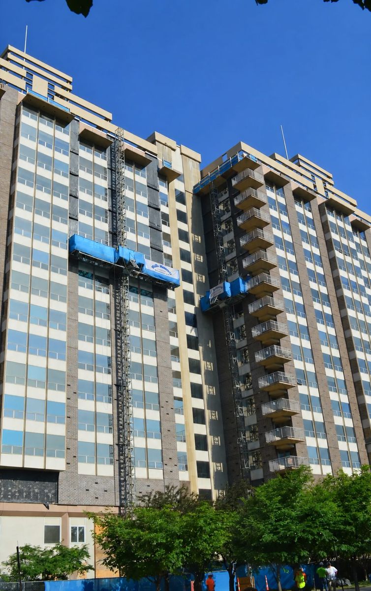 Mast-climbing platforms on a residential tower